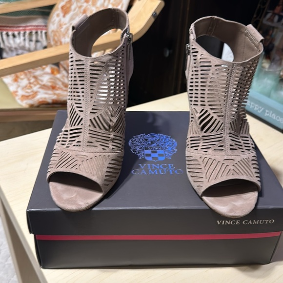 VINCE CAMUTO VC-KIMORA TRUE SUEDE SLINBACK CUTOUT SHIELD SANDALS HEEL main image 4